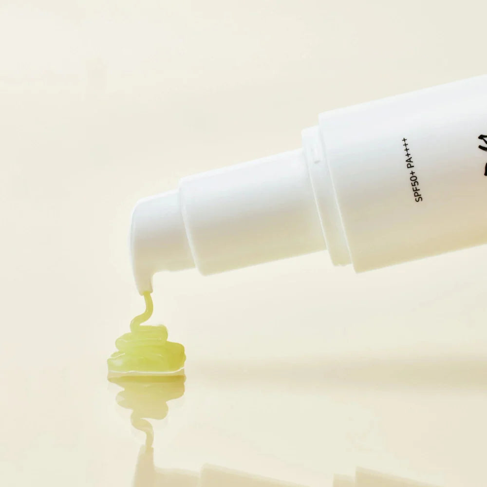 Слънцезащитен серум с SPF50+ PA++++, женшен и ниацинамид, който предпазва кожата от UV лъчите, хидратира и озарява тена. Подходящ за ежедневна употреба.