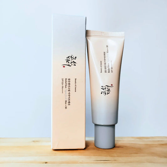 Лек слънцезащитен крем SPF50+ с ориз и витамин B5. Хидратира, успокоява и не оставя бял филм. Подходящ за чувствителна кожа.