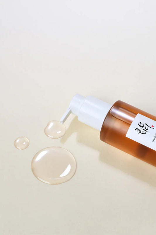 Почистващо олио с женшен и соево масло, което разтваря грим и замърсявания, почиства порите и подхранва кожата. Подходящо за всички типове кожа.