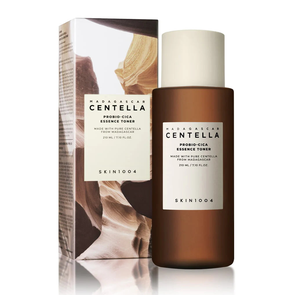 SKIN1004 Probio-Cica Essence Toner укрепва кожната бариера, хидратира и успокоява с ферментирала центела и серамиди. Подходящ за чувствителна и увредена кожа.