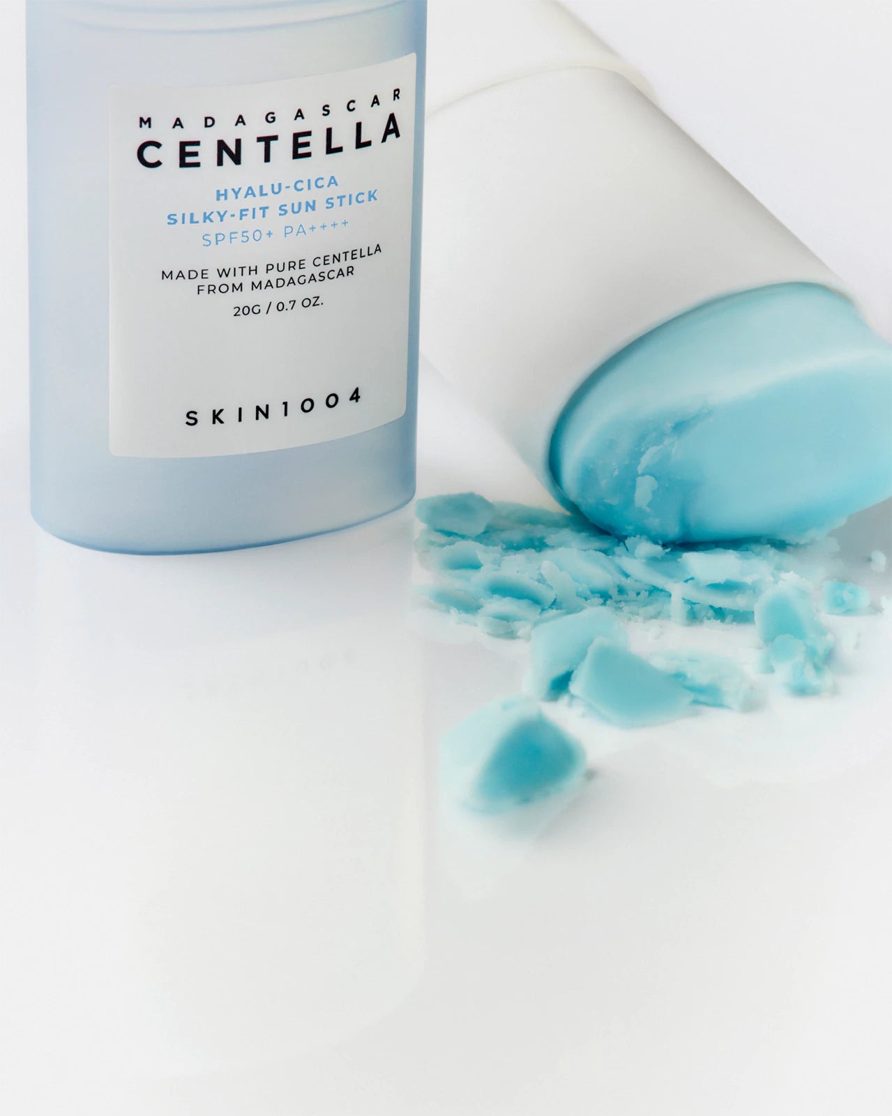 SKIN1004 Sun Stick SPF50+ защитава, хидратира и успокоява кожата. Удобен за носене и подновяване без бял филм.
