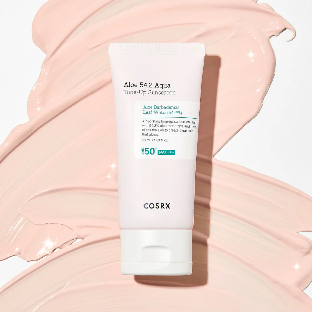 COSRX Aloe 54.2 Aqua Tone-up Sunscreen SPF50+ PA++++ осигурява много висока UV защита, хидратира и успокоява кожата с алое вера, като изравнява тена с лек озаряващ ефект. Подходящ за ежедневна употреба.