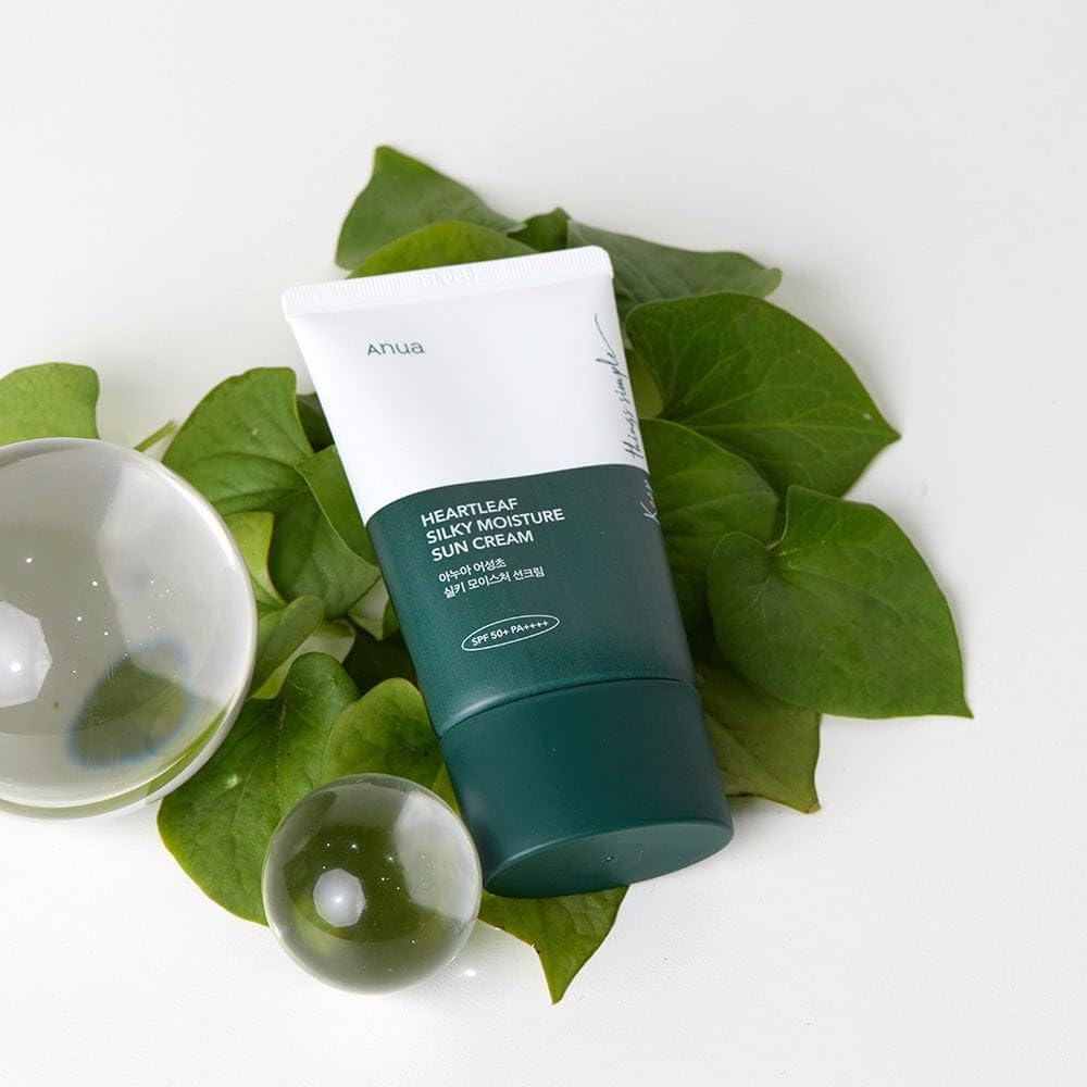 Anua Heartleaf Silky Moisture Sun Cream SPF50+ PA++++ – лек слънцезащитен крем с Heartleaf, центела, пантенол, ниацинамид и хиалуронова киселина.