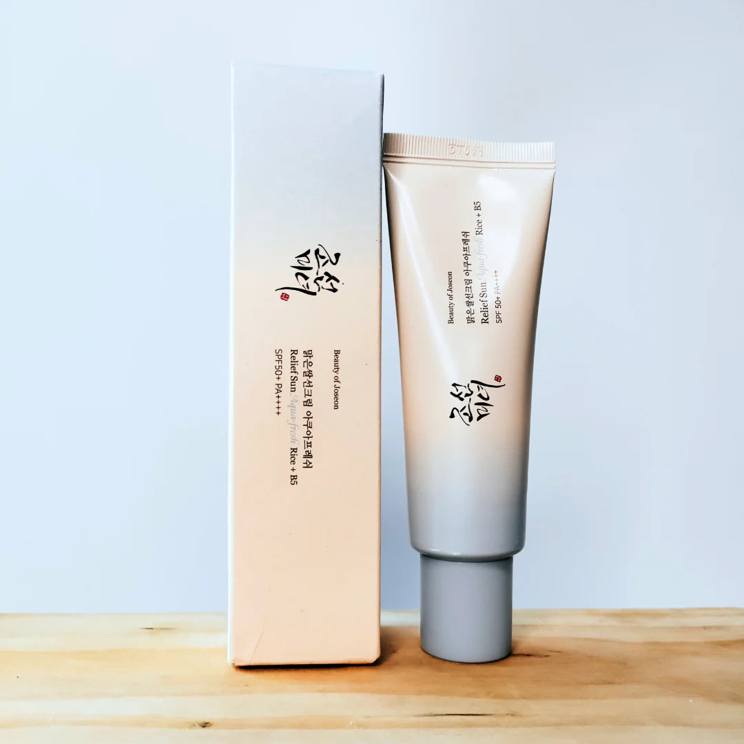 Лек слънцезащитен крем SPF50+ с ориз и витамин B5. Хидратира, успокоява и не оставя бял филм. Подходящ за чувствителна кожа.