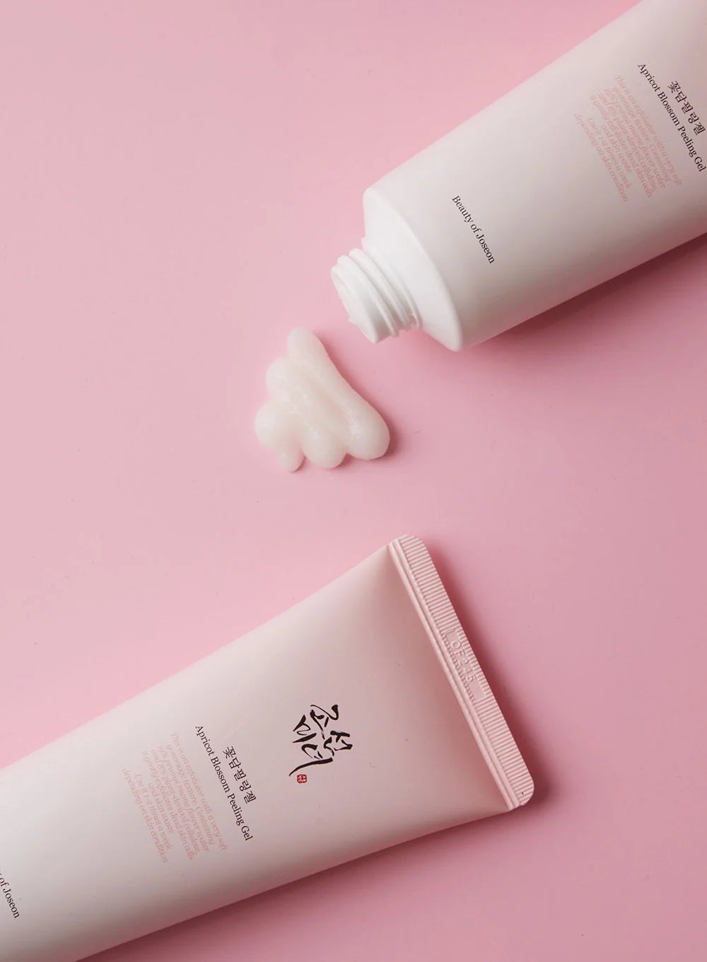 Ексфолиращ гел с кайсиев цвят и плодови ензими, който нежно премахва мъртвите клетки, изглажда текстурата и озарява кожата. Подходящ за чувствителна кожа.