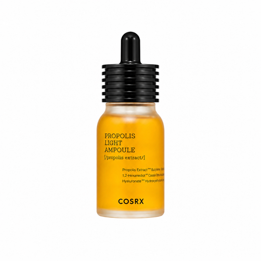 COSRX Full Fit Propolis Light Ampoule – лека ампула с прополис, хиалуронова киселина, пантенол и бетаин за хидратация, подхранване и сияйна кожа.