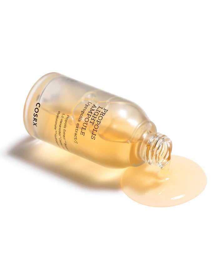 COSRX Full Fit Propolis Light Ampoule – лека ампула с прополис, хиалуронова киселина, пантенол и бетаин за хидратация, подхранване и сияйна кожа.