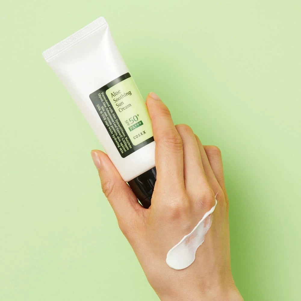 COSRX Aloe Soothing Sun Cream SPF50 PA+++ осигурява висока защита от UVA и UVB лъчите, успокоява кожата с алое вера и поддържа дълготрайна хидратация. Подходящ за всички типове кожа.