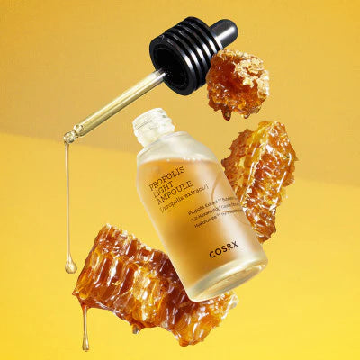 COSRX Full Fit Propolis Light Ampoule – лека ампула с прополис, хиалуронова киселина, пантенол и бетаин за хидратация, подхранване и сияйна кожа.