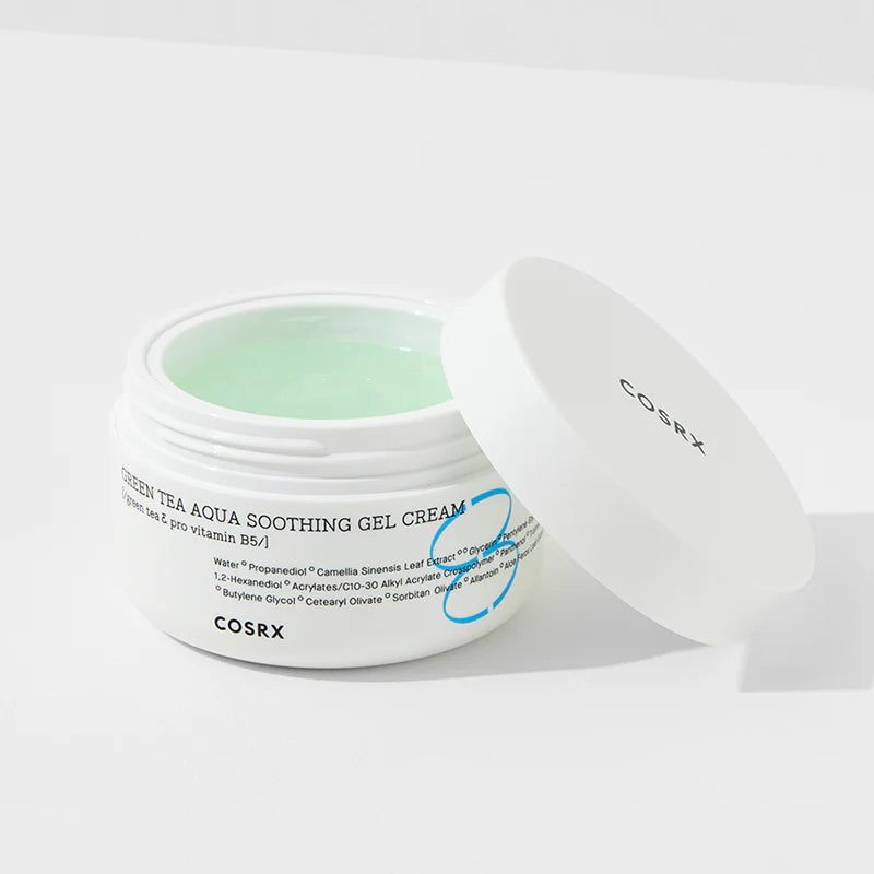 COSRX Hydrium Green Tea Aqua Soothing Gel Cream е лек гел-крем с освежаваща текстура, който хидратира, успокоява и балансира кожата. 