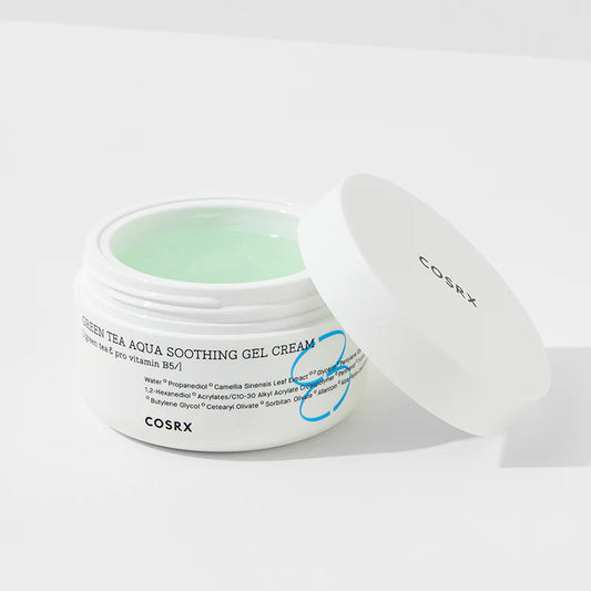 COSRX Hydrium Green Tea Aqua Soothing Gel Cream е лек гел-крем с освежаваща текстура, който хидратира, успокоява и балансира кожата. 