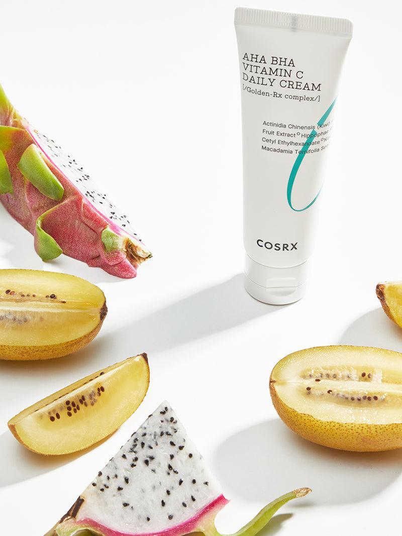 COSRX Refresh AHA BHA Vitamin C Daily Cream изглажда текстурата, изсветлява тена и почиства порите с AHA, BHA и витамин C. Подходящ за кожа с неравен тен и запушени пори.