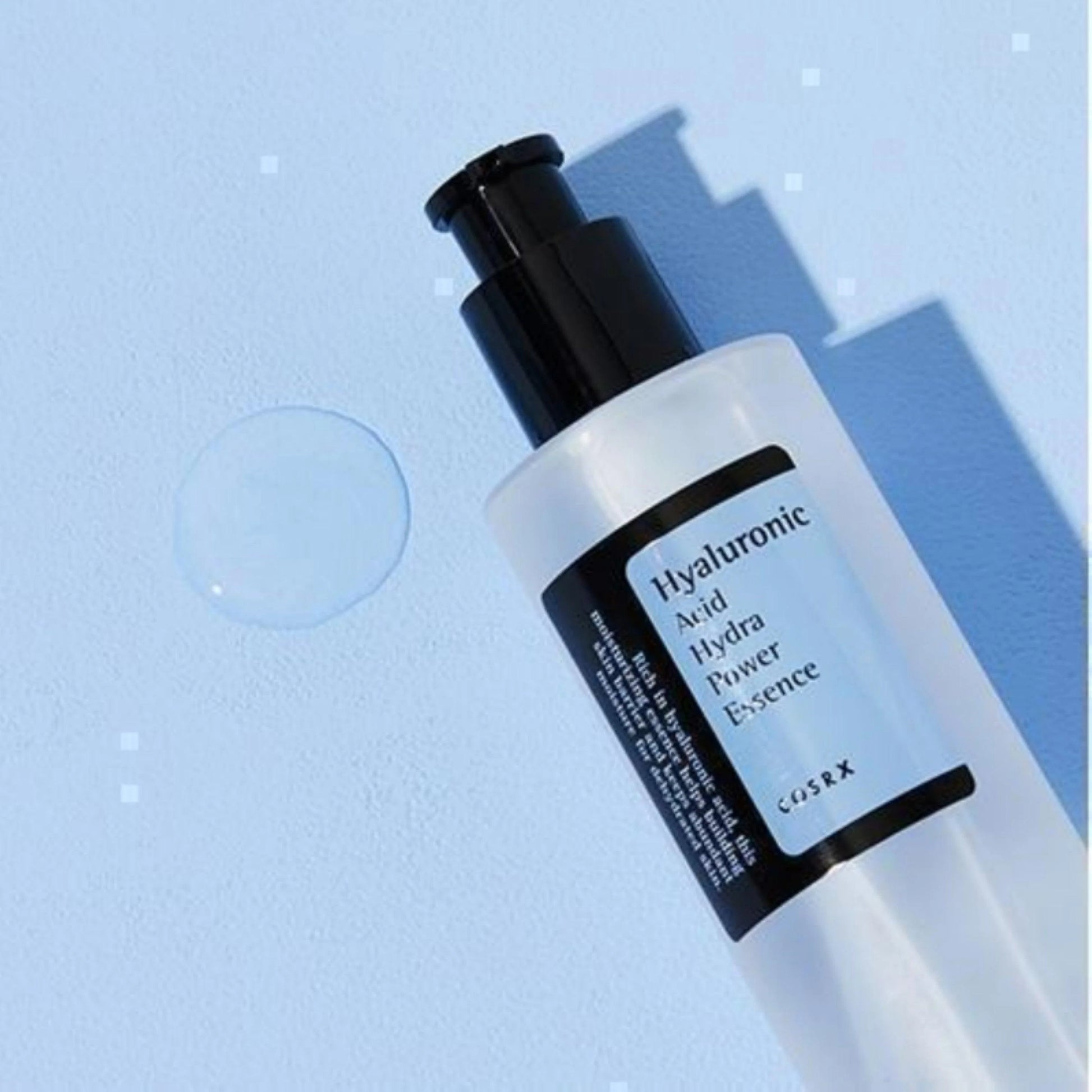 COSRX Hyaluronic Acid Hydra Power Essence е дълбоко хидратираща есенция, която възстановява хидратацията, подобрява еластичността и поддържа кожата мека.