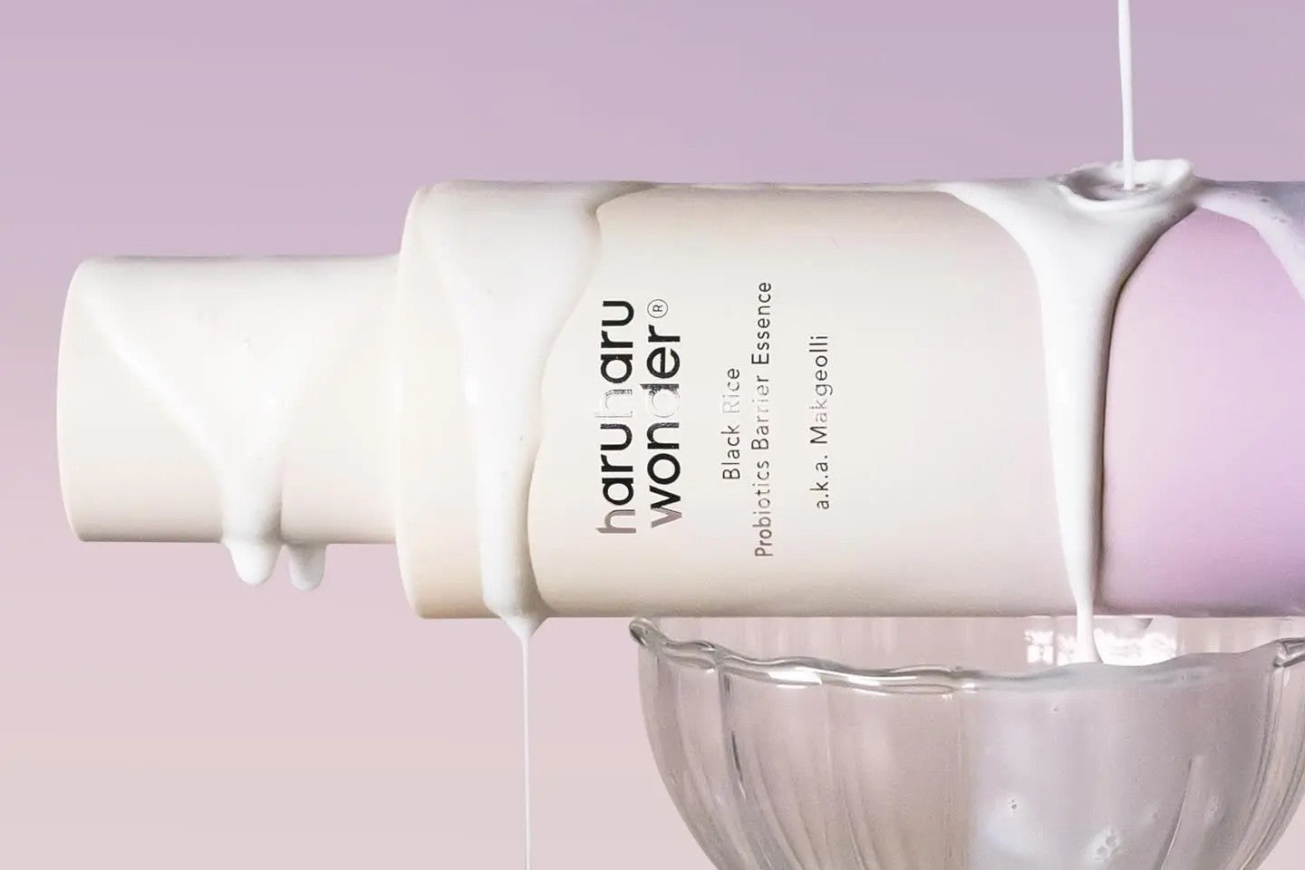 Haruharu Barrier Essence хидратира, укрепва бариерата и балансира кожата с пробиотици и черен ориз. Подходяща за чувствителна кожа.