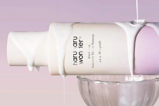 Haruharu Barrier Essence хидратира, укрепва бариерата и балансира кожата с пробиотици и черен ориз. Подходяща за чувствителна кожа.