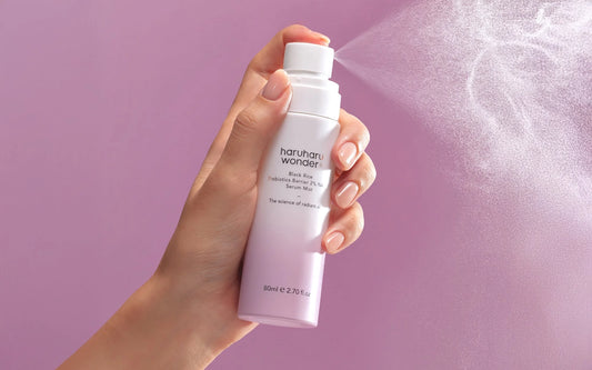 Haruharu Serum Mist хидратира, укрепва бариерата и придава сияние с NAD+ и черен ориз. Идеален за освежаване през деня.