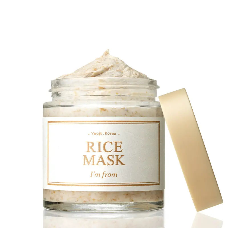 I’m From Rice Mask ексфолира, хидратира и озарява кожата с ориз. За гладка текстура и естествен блясък.