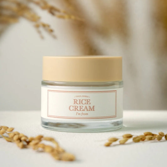 I’m From Rice Cream хидратира, изсветлява и укрепва кожата със серамиди и ориз. За гладък, сияен и равномерен тен.