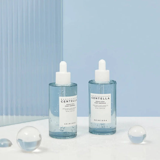 SKIN1004 Hyalu-Cica First Ampoule хидратира, успокоява и подготвя кожата след почистване с центела и хиалуронова киселина. Подходяща за чувствителна и дехидратирана кожа.