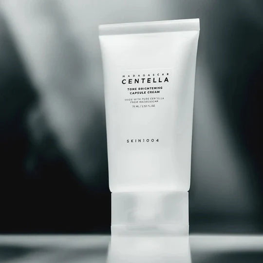 SKIN1004 Tone Brightening Capsule Cream изсветлява тена, намалява пигментацията и хидратира кожата с ниацинамид, центела и транексамова киселина. Подходящ за неравномерен тен.