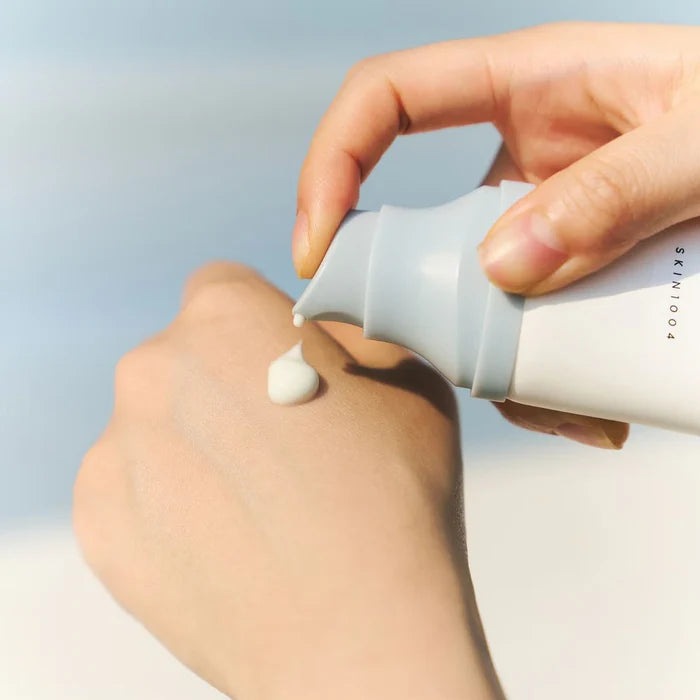 SKIN1004 Sun Serum SPF50+ защитава, хидратира и успокоява кожата без бял филм. Подходящ за чувствителна и дехидратирана кожа.