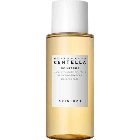 SKIN1004 Centella Toning Toner нежно ексфолира, успокоява и хидратира с PHA и центела. Подходящ за чувствителна и неравна кожа.