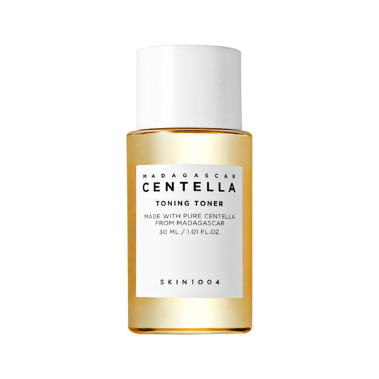 SKIN1004 Centella Toning Toner нежно ексфолира, успокоява и хидратира с PHA и центела. Подходящ за чувствителна и неравна кожа.