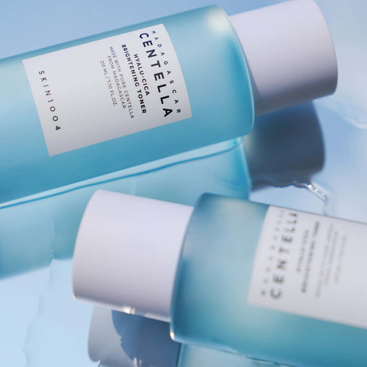 SKIN1004 Hyalu-Cica Brightening Toner хидратира, изглажда и изсветлява кожата с центела, хиалуронова киселина и AHA/LHA. Подходящ за чувствителна и неравномерна кожа.