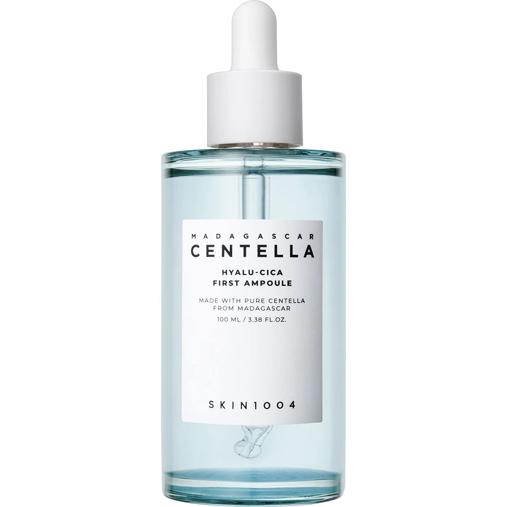 SKIN1004 Hyalu-Cica First Ampoule хидратира, успокоява и подготвя кожата след почистване с центела и хиалуронова киселина. Подходяща за чувствителна и дехидратирана кожа.