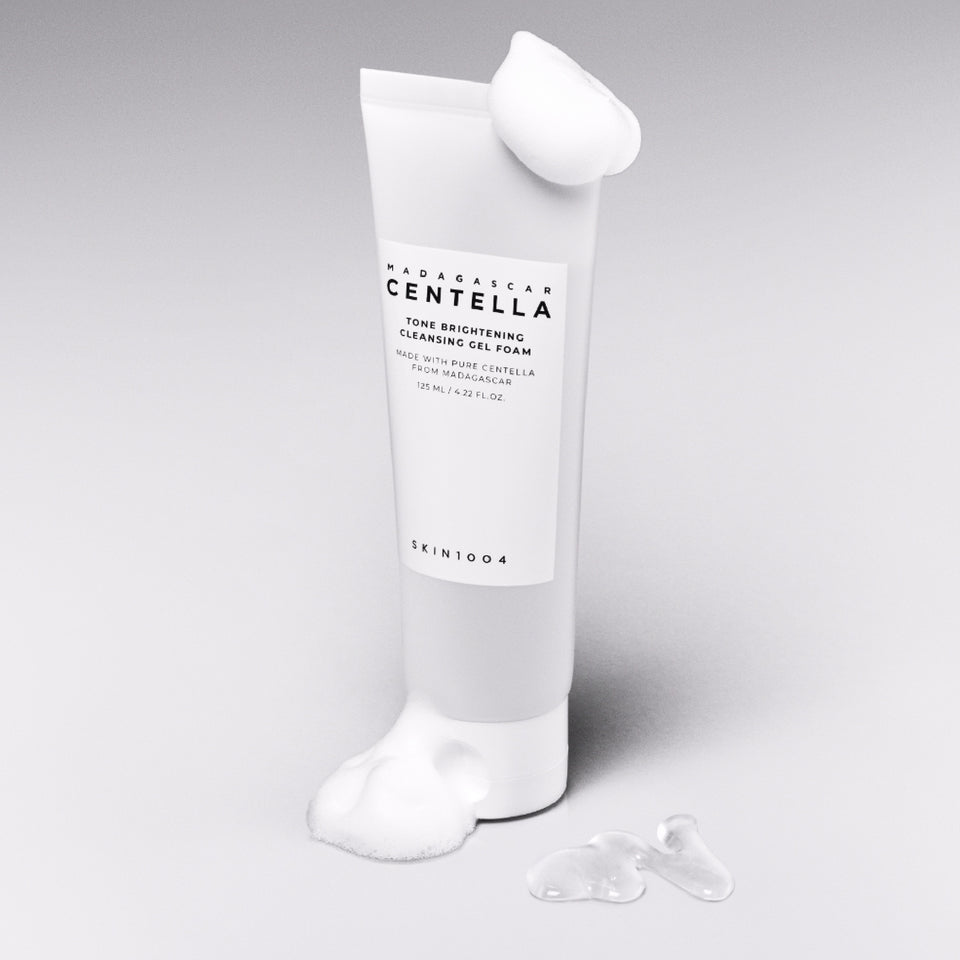 SKIN1004 Centella Tone Brightening Cleansing Gel Foam почиства, изсветлява и изглажда кожата. С центела, ниацинамид и витамин C за свеж и равномерен тен.