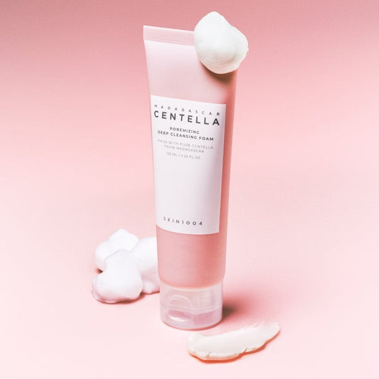 SKIN1004 Poremizing Deep Cleansing Foam почиства порите, контролира себума и изглажда кожата с глина и центела. Подходяща за мазна и комбинирана кожа.
