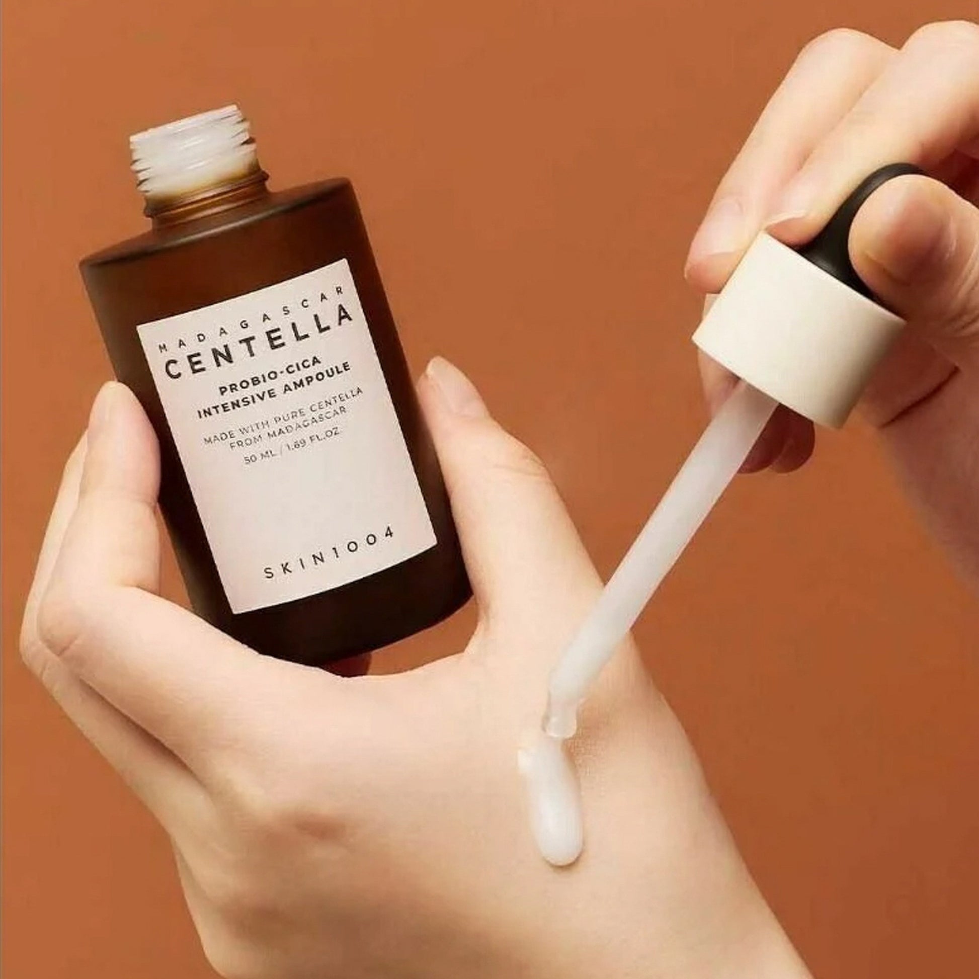 SKIN1004 Probio-Cica Intensive Ampoule възстановява бариерата, успокоява и хидратира с центела, серамиди и пробиотици. Подходяща за чувствителна кожа.