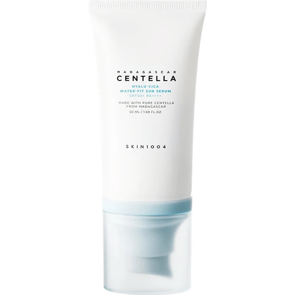 SKIN1004 Sun Serum SPF50+ защитава, хидратира и успокоява кожата без бял филм. Подходящ за чувствителна и дехидратирана кожа.