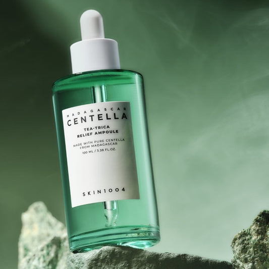 SKIN1004 Tea-Trica Relief Ampoule успокоява акне, регулира себума и свива порите с центела и чаено дърво. Подходяща за мазна и проблемна кожа.