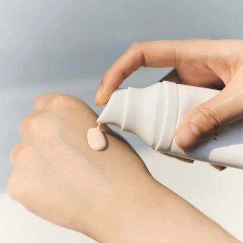 SKIN1004 Tone-Up Sunscreen SPF50 защитава, изсветлява тена и изравнява кожата с центела и ниацинамид. Лек оцветен SPF за ежедневна употреба.