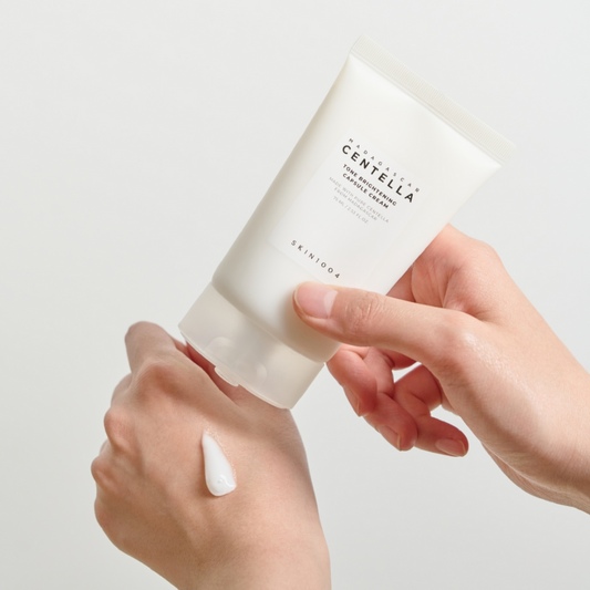 SKIN1004 Tone Brightening Capsule Cream изсветлява тена, намалява пигментацията и хидратира кожата с ниацинамид, центела и транексамова киселина. Подходящ за неравномерен тен.