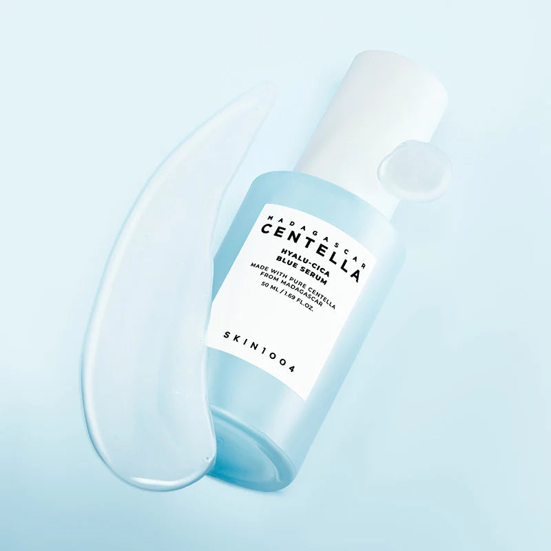 SKIN1004 Hyalu-Cica Blue Serum хидратира, успокоява и укрепва бариерата с центела, серамиди и хиалуронова киселина. Подходящ за чувствителна кожа.