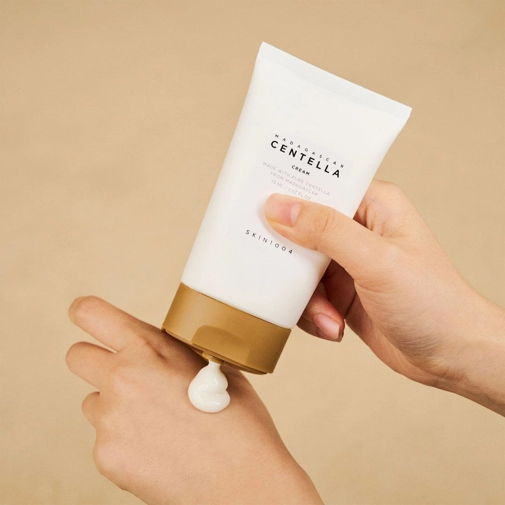 SKIN1004 Centella Cream успокоява, хидратира и укрепва кожната бариера с центела и серамиди. Подходящ за чувствителна и суха кожа.