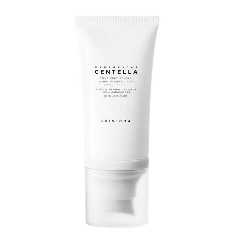SKIN1004 Tone-Up Sunscreen SPF50 защитава, изсветлява тена и изравнява кожата с центела и ниацинамид. Лек оцветен SPF за ежедневна употреба.