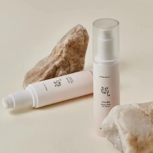 Слънцезащитен серум с SPF50+ PA++++, женшен и ниацинамид, който предпазва кожата от UV лъчите, хидратира и озарява тена. Подходящ за ежедневна употреба.