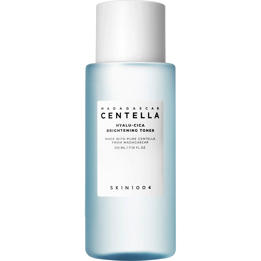 SKIN1004 Hyalu-Cica Brightening Toner хидратира, изглажда и изсветлява кожата с центела, хиалуронова киселина и AHA/LHA. Подходящ за чувствителна и неравномерна кожа.