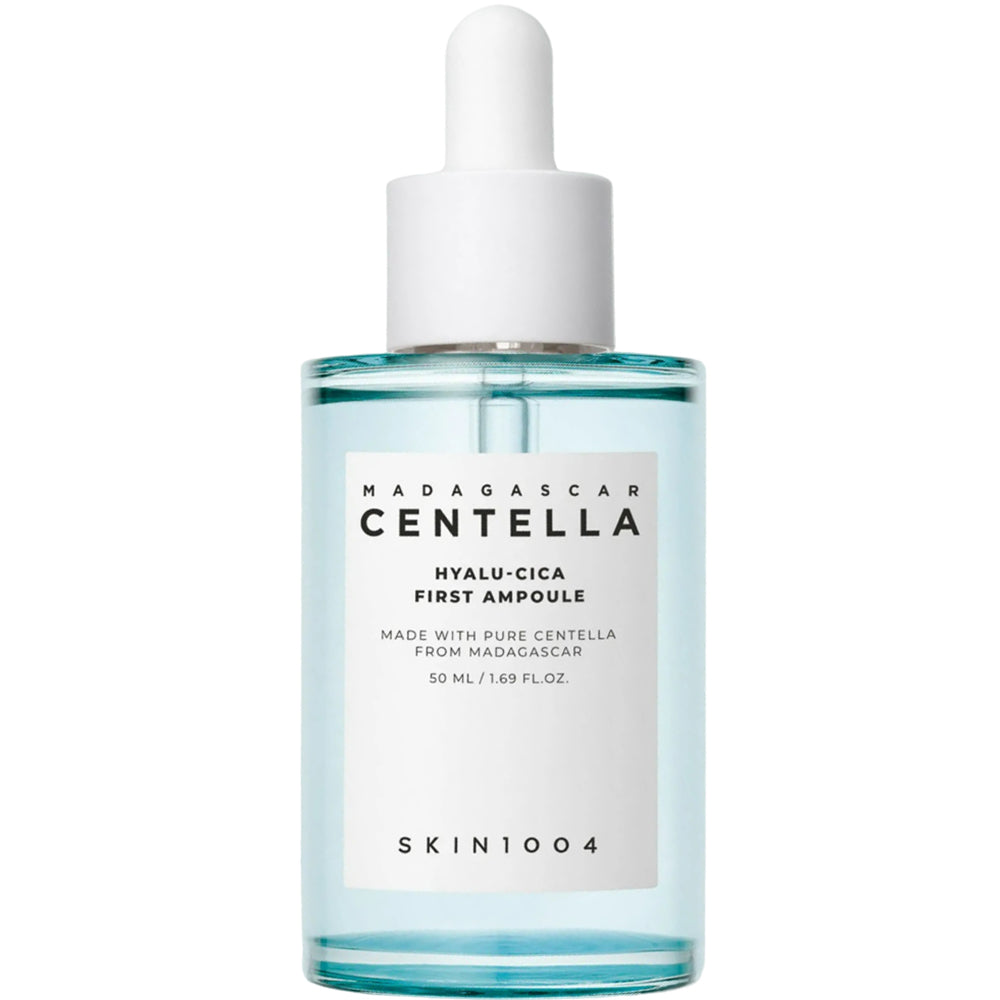 SKIN1004 Hyalu-Cica First Ampoule хидратира, успокоява и подготвя кожата след почистване с центела и хиалуронова киселина. Подходяща за чувствителна и дехидратирана кожа.