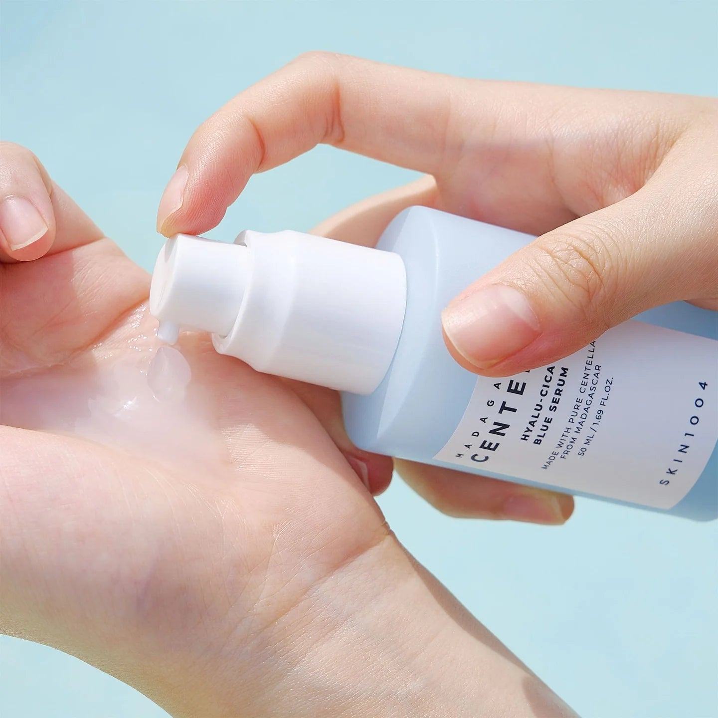 SKIN1004 Hyalu-Cica Blue Serum хидратира, успокоява и укрепва бариерата с центела, серамиди и хиалуронова киселина. Подходящ за чувствителна кожа.