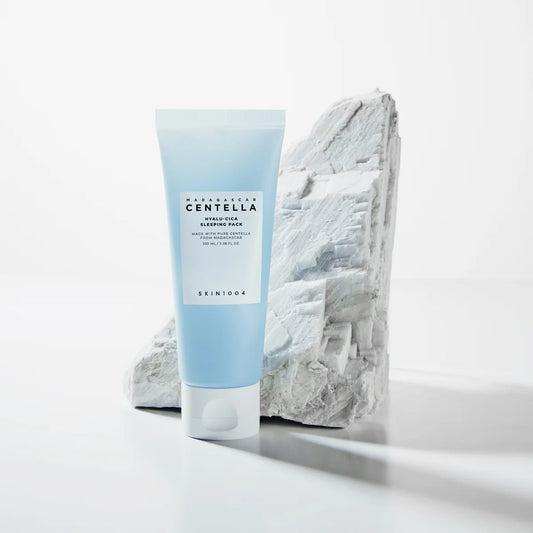 SKIN1004 Hyalu-Cica Sleeping Pack хидратира и възстановява кожата през нощта с центела, хиалуронова киселина и серамиди. За мека, спокойна и сияйна кожа сутрин.