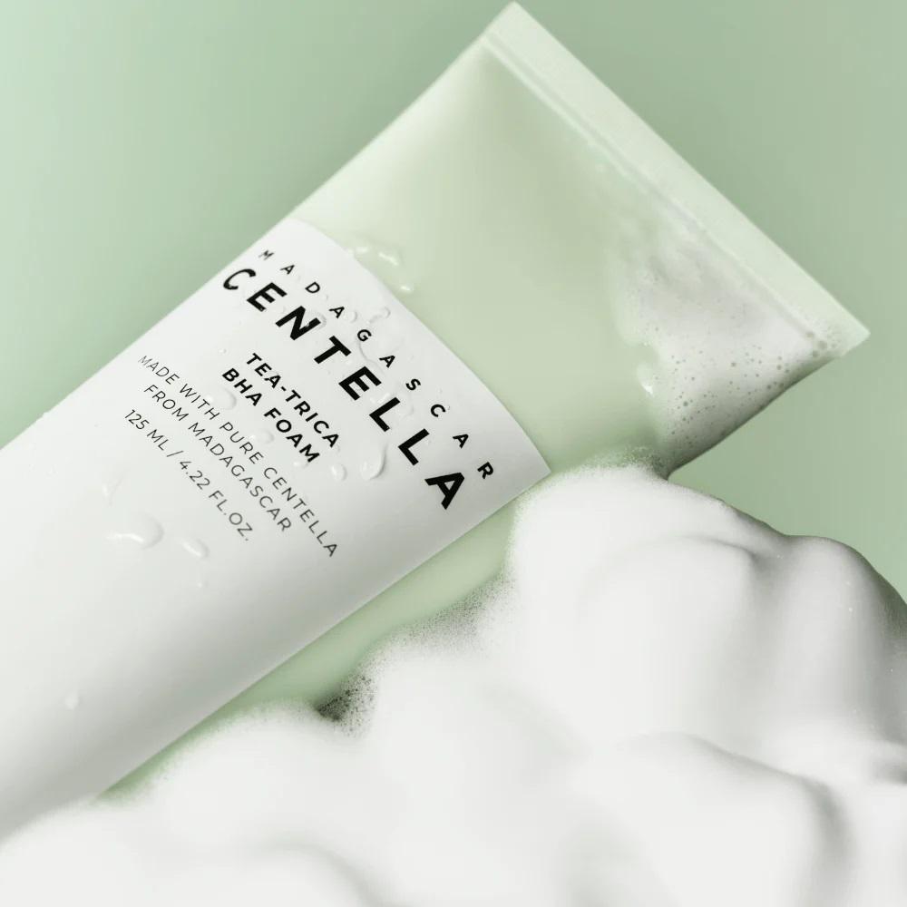 SKIN1004 Tea-Trica BHA Foam почиства порите, контролира себума и намалява акнето с BHA, центела и чаено дърво. Подходяща за мазна кожа.